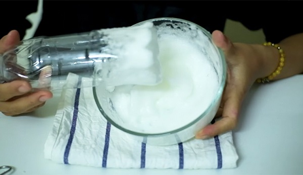 Cách tái chế chai nhựa thành dụng cụ đánh trứng