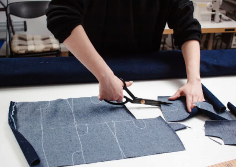Trải và cắt vải là bước trong quy trình sản xuất quần áo hàng may mặc cơ bản
